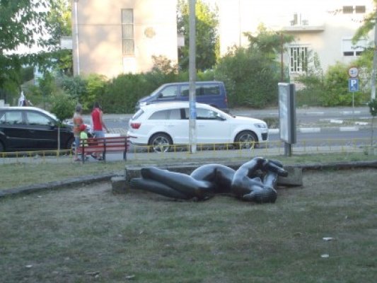 Vandalism: Statuile din Eforie, puse la pământ